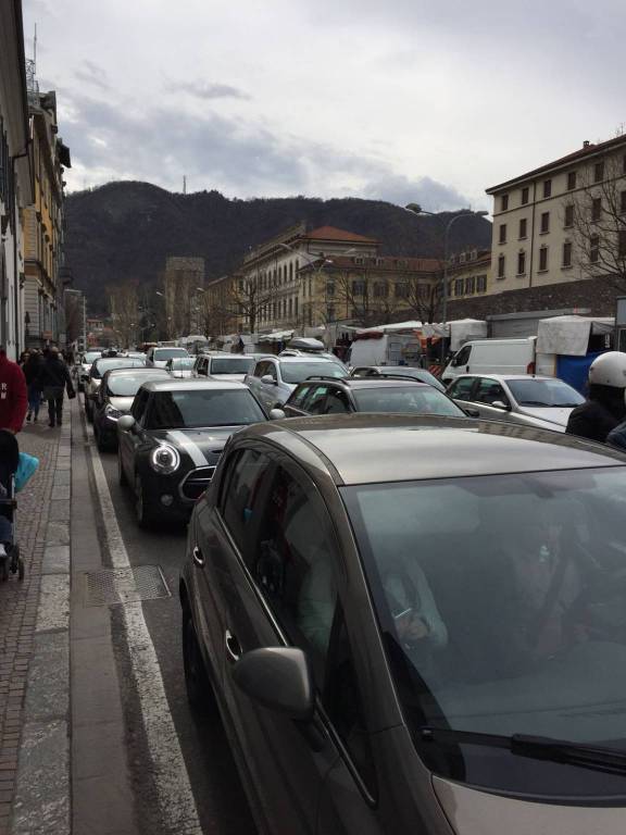 Il traffico sulle strade di Como per la pasquetta 2018