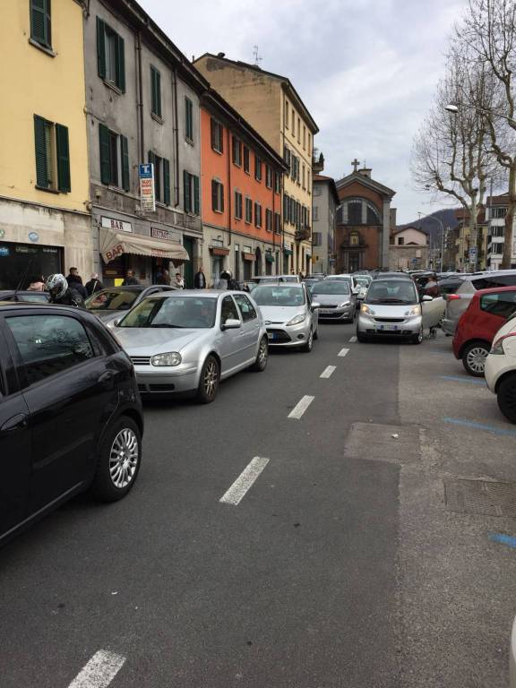 Il traffico sulle strade di Como per la pasquetta 2018