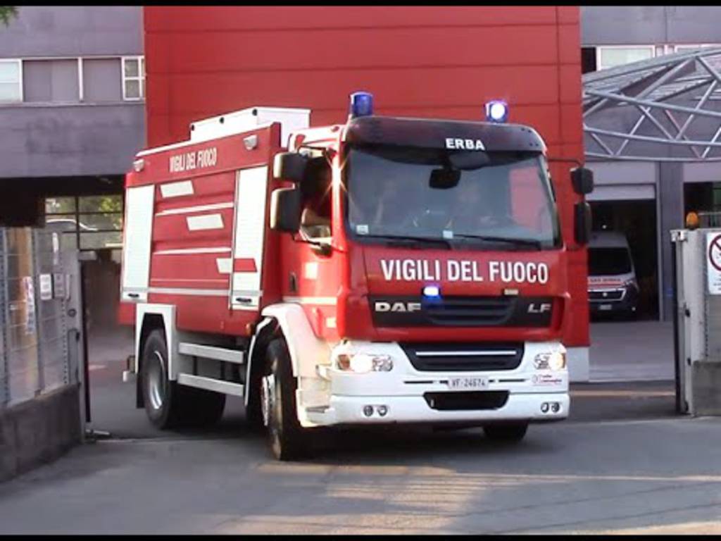 pompieri comando di erba uscita del camion da caserma