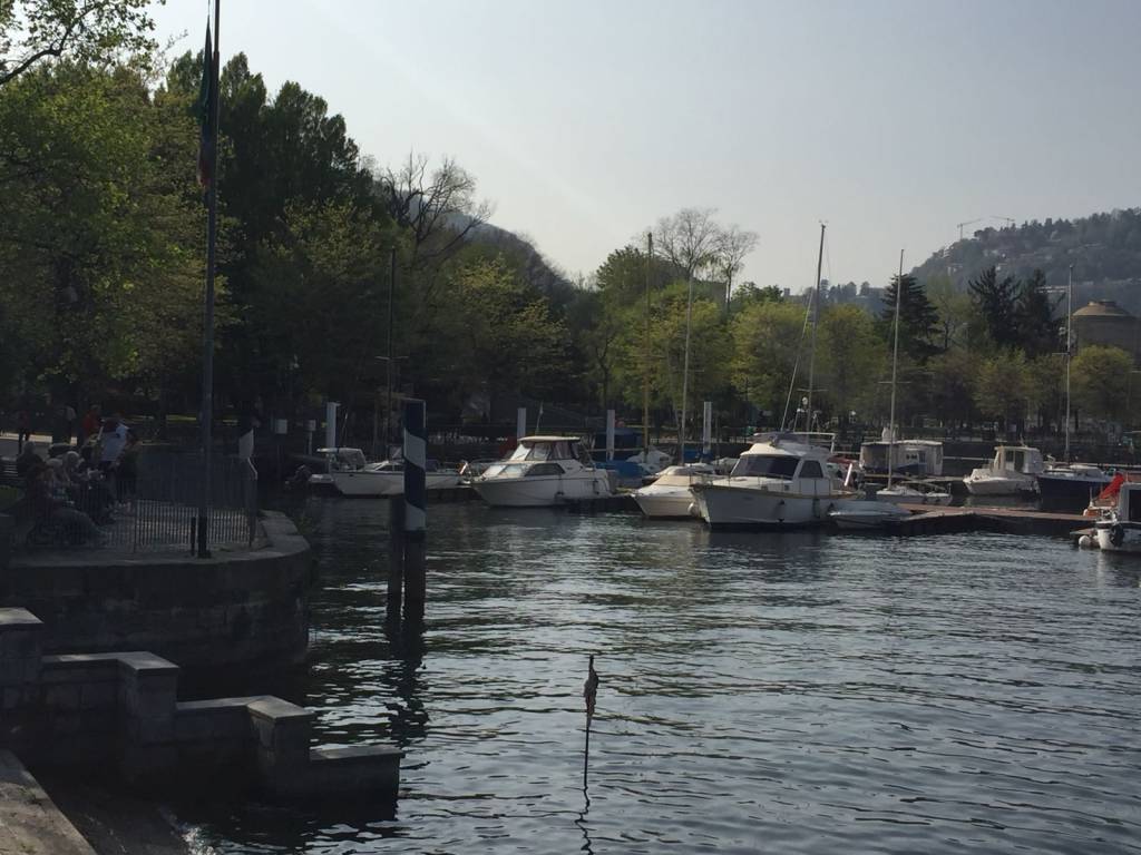 Splendida giornata di sole sul lago: battelli, code in gelaterie e bar