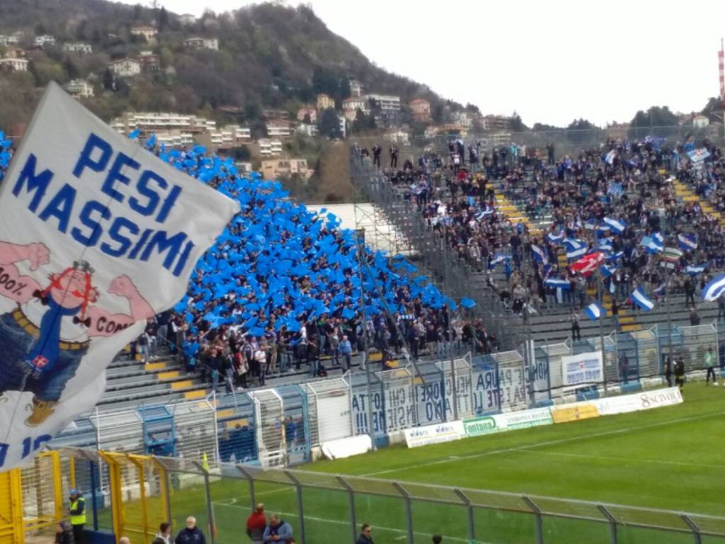 tifosi del como coreografia stadio con gozzano