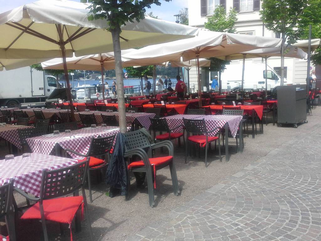 Coprifuoco in piazza De Gasperi, proteste ed apprensione per il futuro