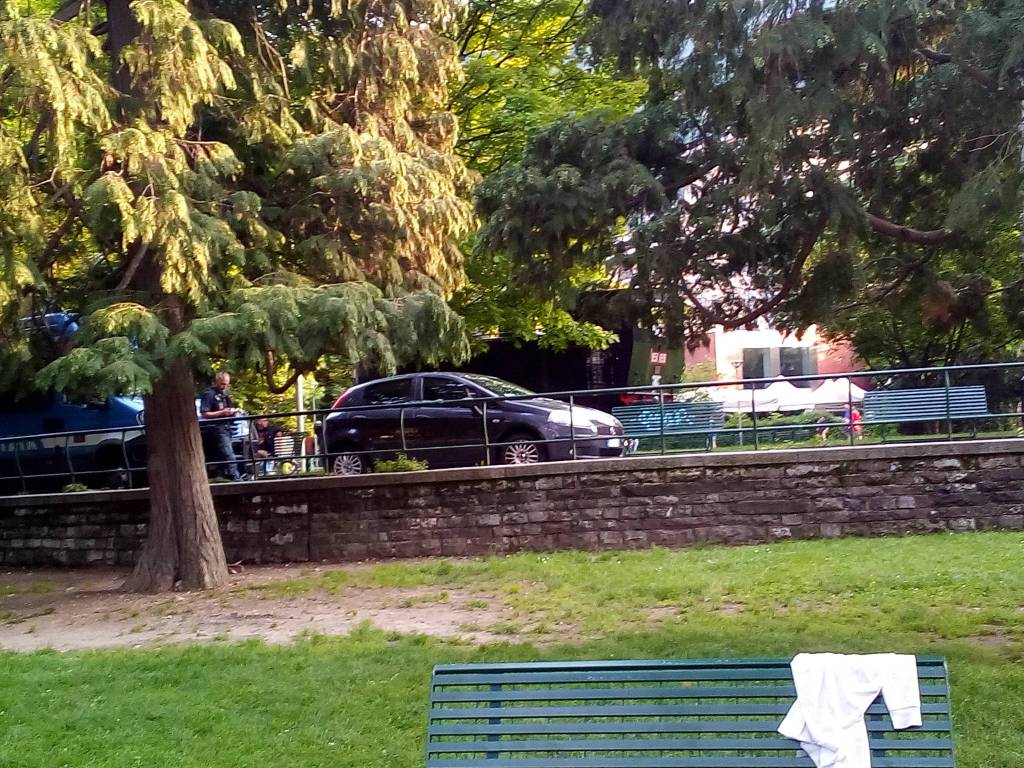 giardini a lago di como aggressione tra stranieri, tre feriti polizia e ambulanza