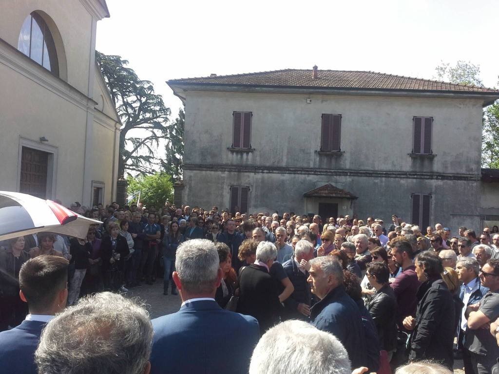 Il dolore di parenti ed amici al funerale dell'alpinista morto sulle alpi