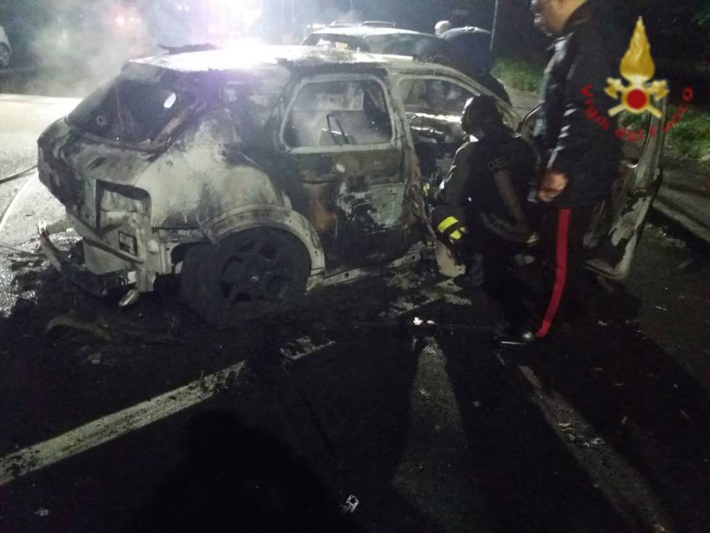 incendio notte via isonzo a mariano auto distrutte pompieri