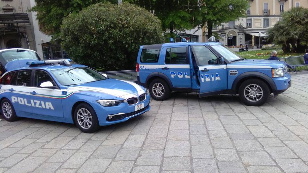 polizia in piazza cavour como una vita da social contro bullismo