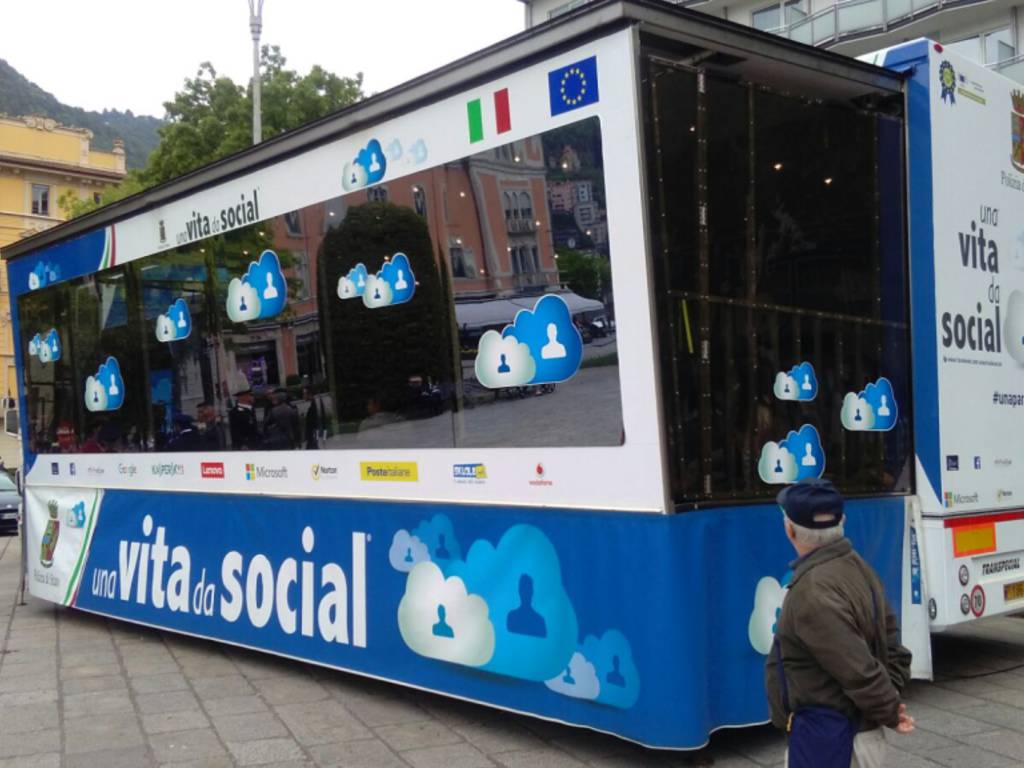 polizia in piazza cavour como una vita da social contro bullismo