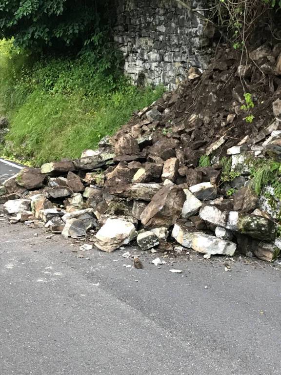 smottamento sulla strada provinciale tra argegno e schignano, sassi e detriti su strada