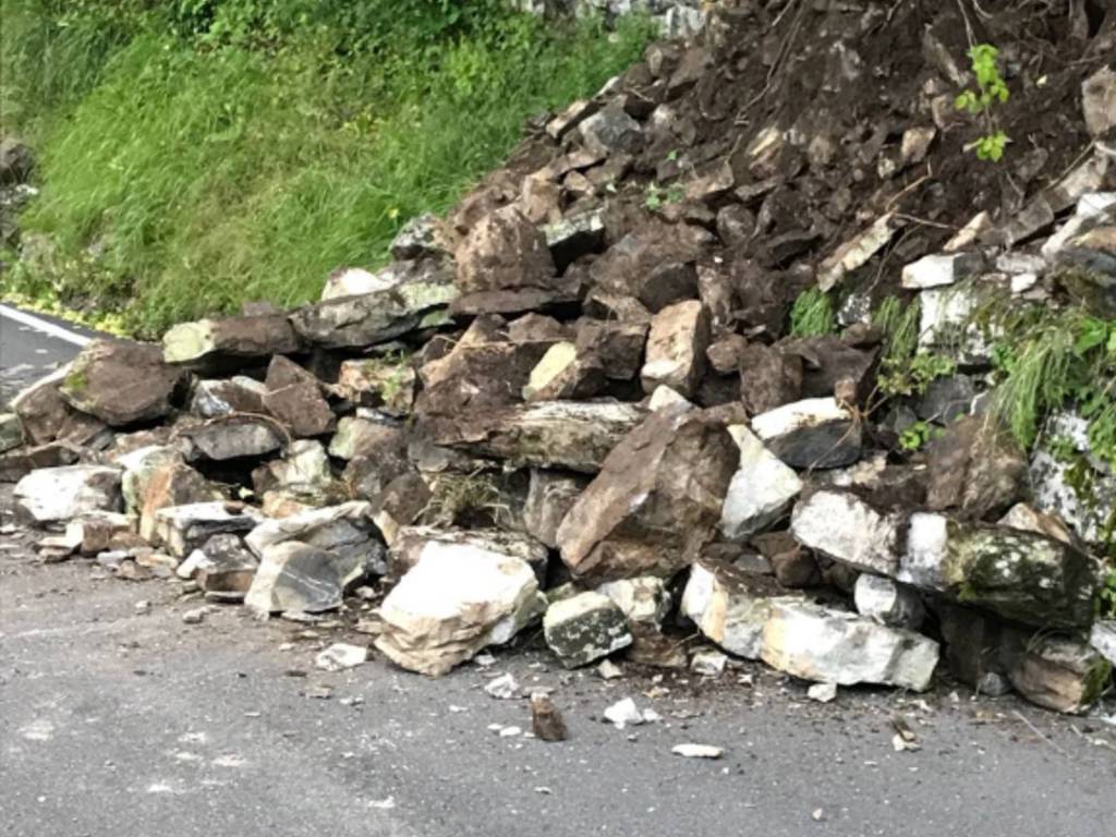 smottamento sulla strada provinciale tra argegno e schignano, sassi e detriti su strada