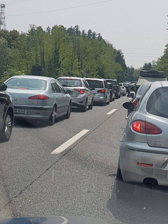 traffico e coda su autolaghi a9 verso milano da monte olimpino