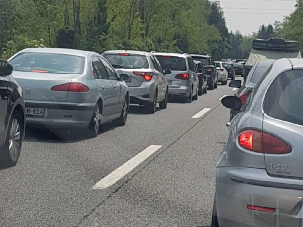 traffico e coda su autolaghi a9 verso milano da monte olimpino