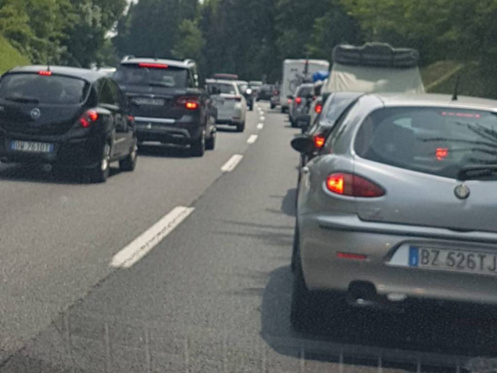 traffico e coda su autolaghi a9 verso milano da monte olimpino