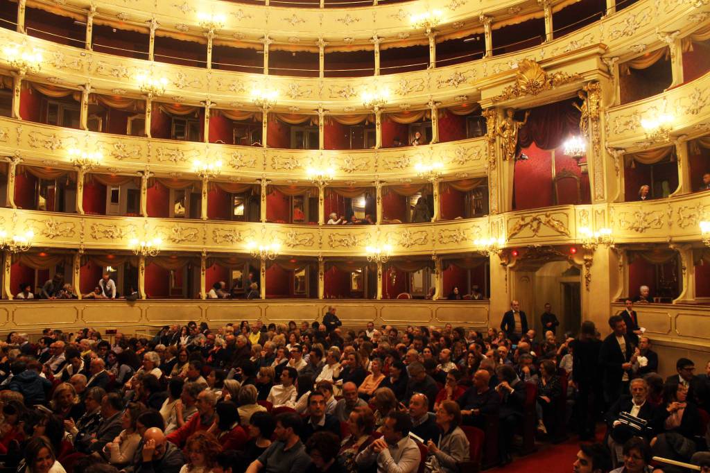 Vittorio Sgarbi a Como per serata su illusione e riflessione: Festival della Luce