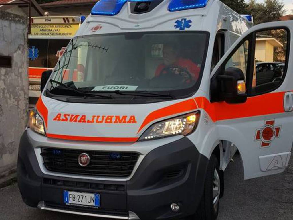 ambulanza generica soccorso a ciclista in difficoltà