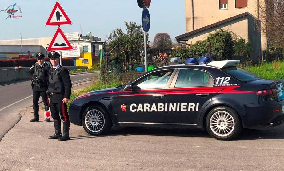 auto carabinieri di cantù posto di blocco in strada generico