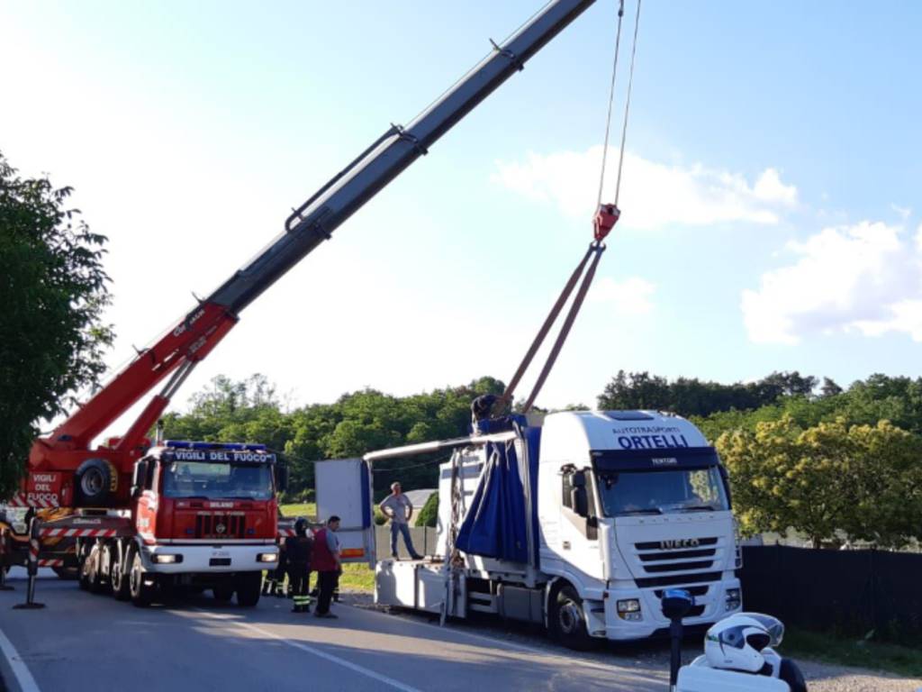 camion rimorchio perde lastre di marmo a cucciago via per navedano