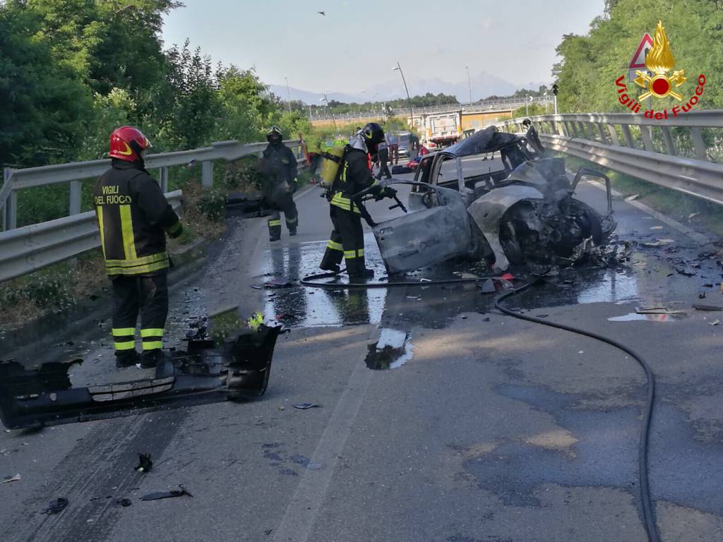 incidente stradale a turate, muore dopo schianto contro un camion auto distrutta