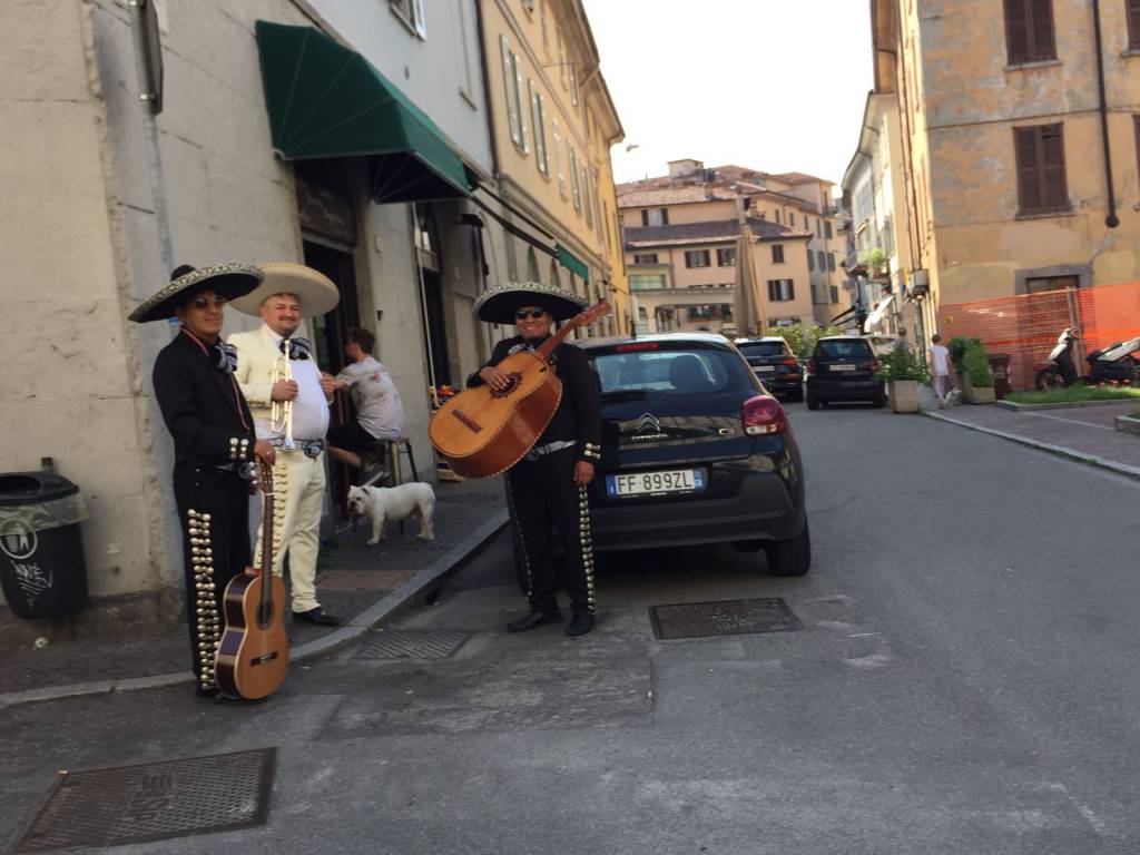 tre musicisti messicani in piazza sant'agostino prima di esibirsi chitarre e tromba