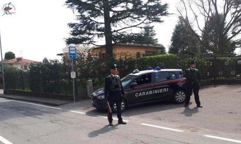carabinieri di lurate caccivio arresto per violenza a casa auto militari