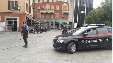 carabinieri piazza garibaldi cantù controlli con polizia locale e arresto per spaccio droga