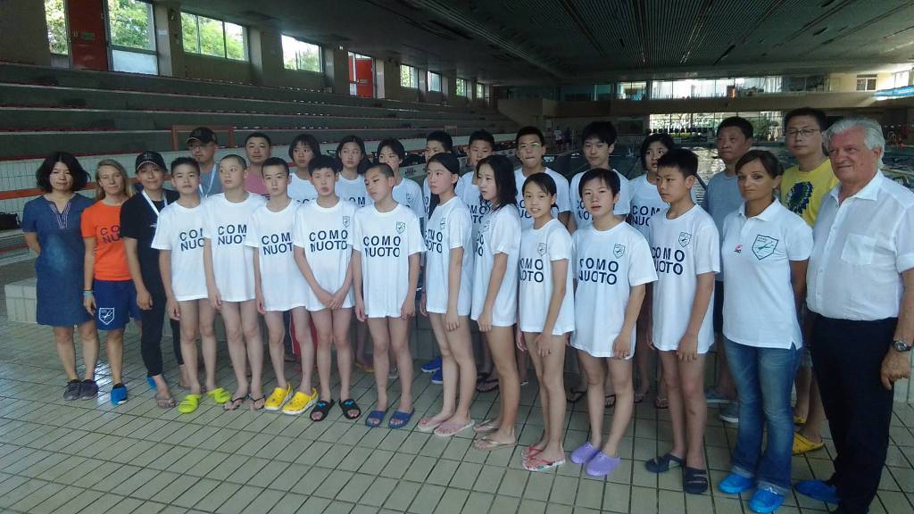 delegazione shangai si allena con la Comonuoto a muggiò foto di gruppo atleti e dirigenti