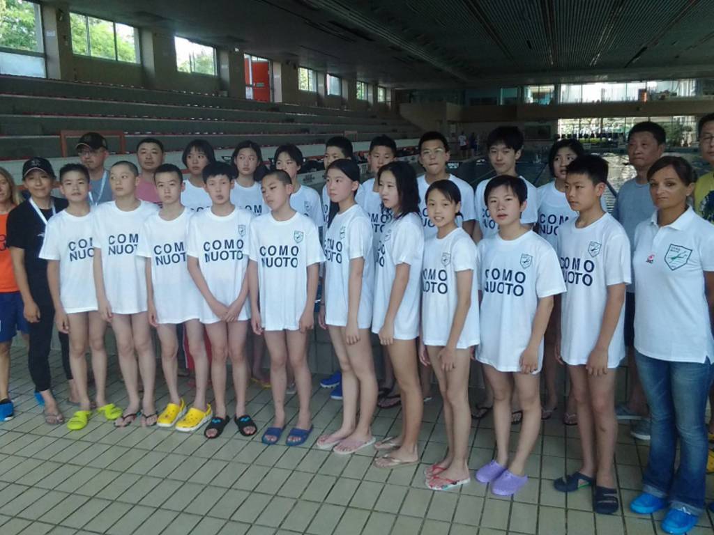 delegazione shangai si allena con la Comonuoto a muggiò foto di gruppo atleti e dirigenti