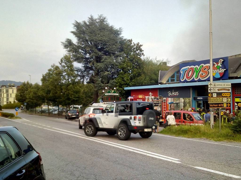 Grosso incendio in via Cecilio a Camerlata, negozio Toys