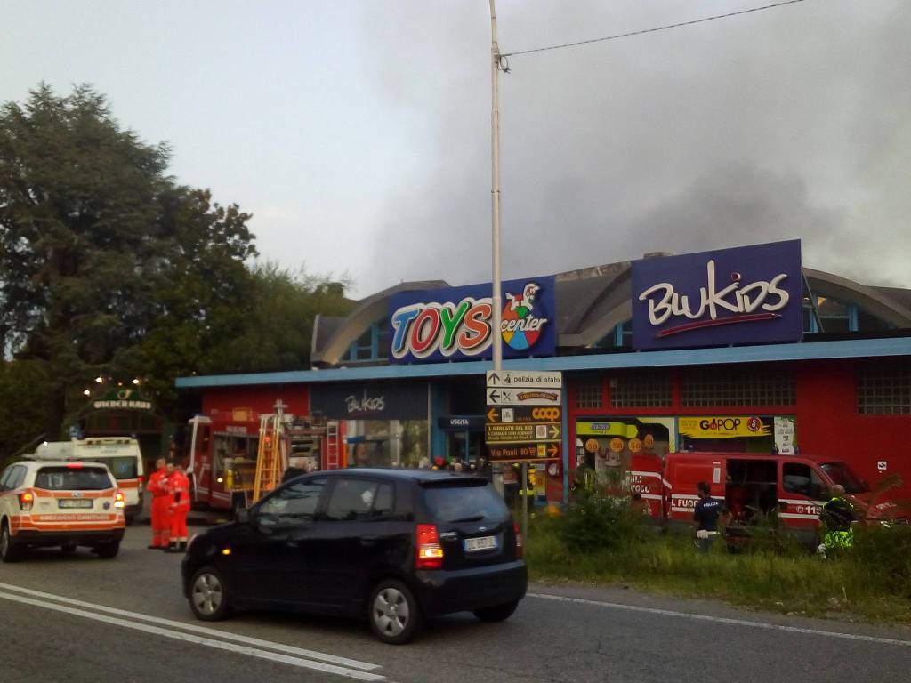 Grosso incendio in via Cecilio a Camerlata, negozio Toys