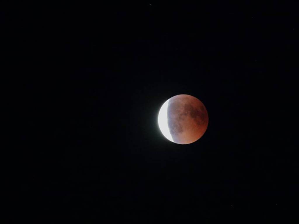 Il grande spettacolo della Luna Rossa nel cielo di Como