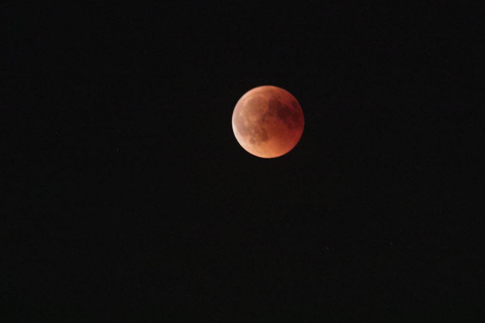 Il grande spettacolo della Luna Rossa nel cielo di Como