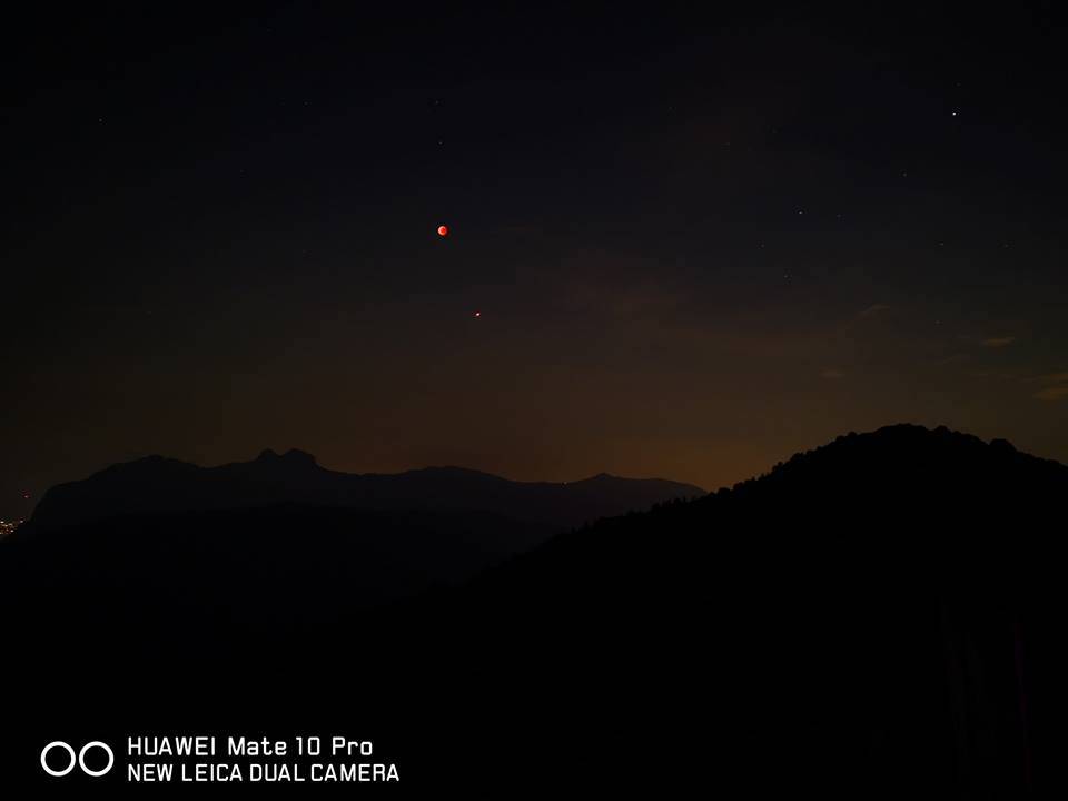 Il grande spettacolo della Luna Rossa nel cielo di Como