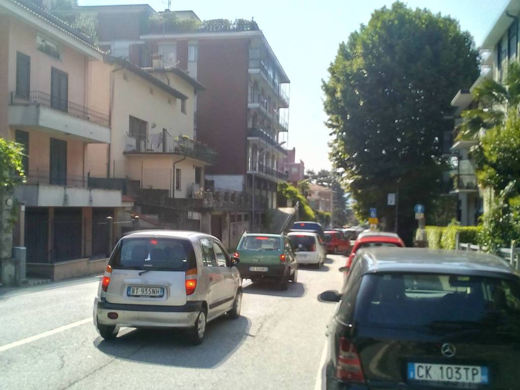 Lavori via bixio a Como, traffico in tilt a Monte Olimpino e via Bellinzona