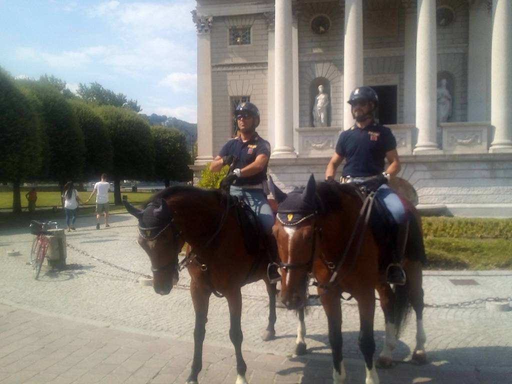 polizia a cavallo ai giardini a lago di como controlli