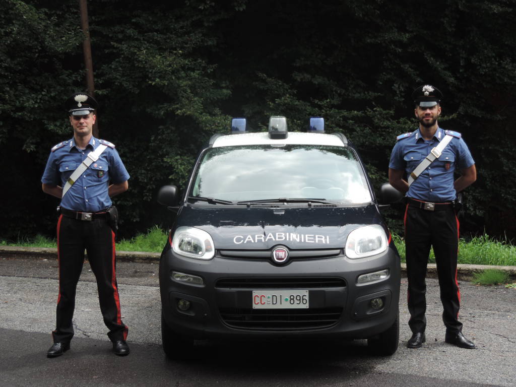 carabinieri alta valle intelvi generica pattuglia fuori dall'auto