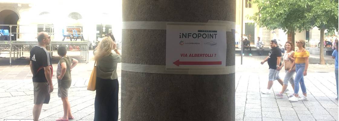 cartelli che indicano nuovo infopoint comune di como