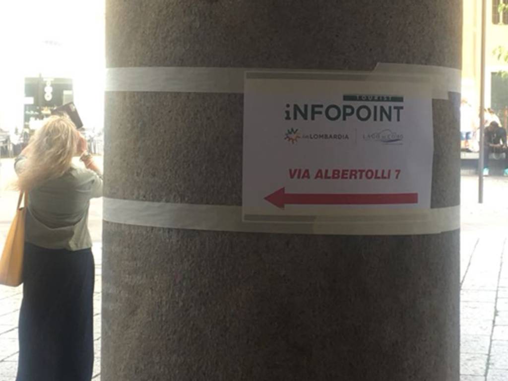 cartelli che indicano nuovo infopoint comune di como