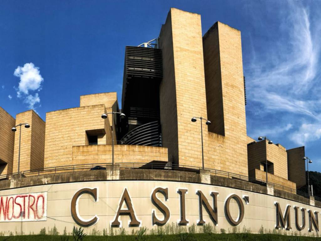 casinò di campione d'italia veduta esterno dopo la chiusura con striscione