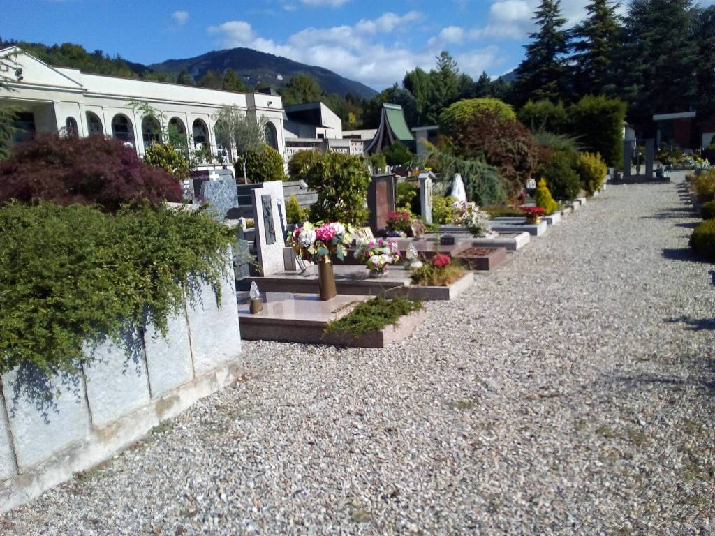 Cimitero di ERba pulito, quello di Camerlata con le erbacce......