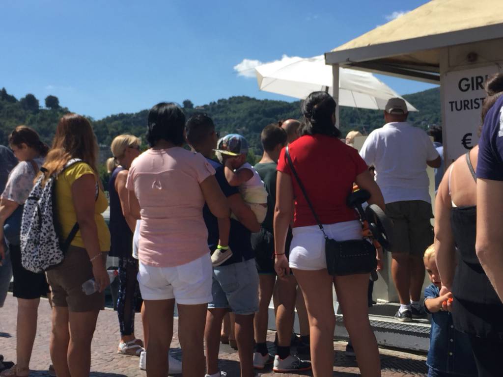 ferragosto a como, tante gente e code battelli e funicolare