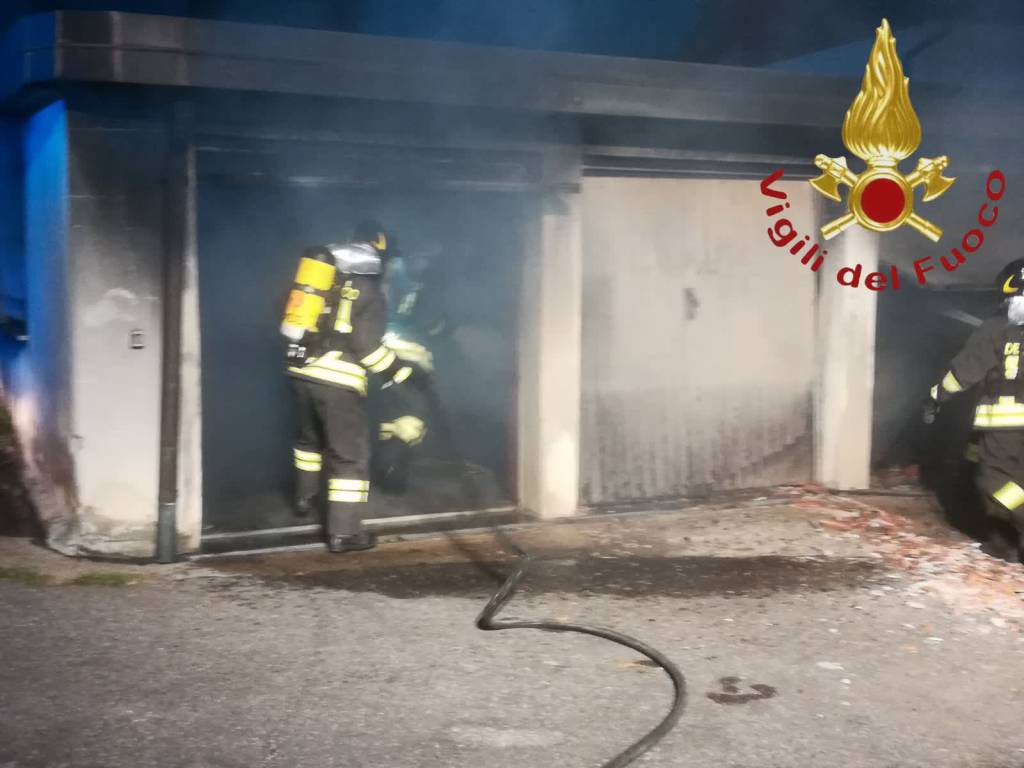 incendio pineta a Vercana e box in fiamme a Villaguardia