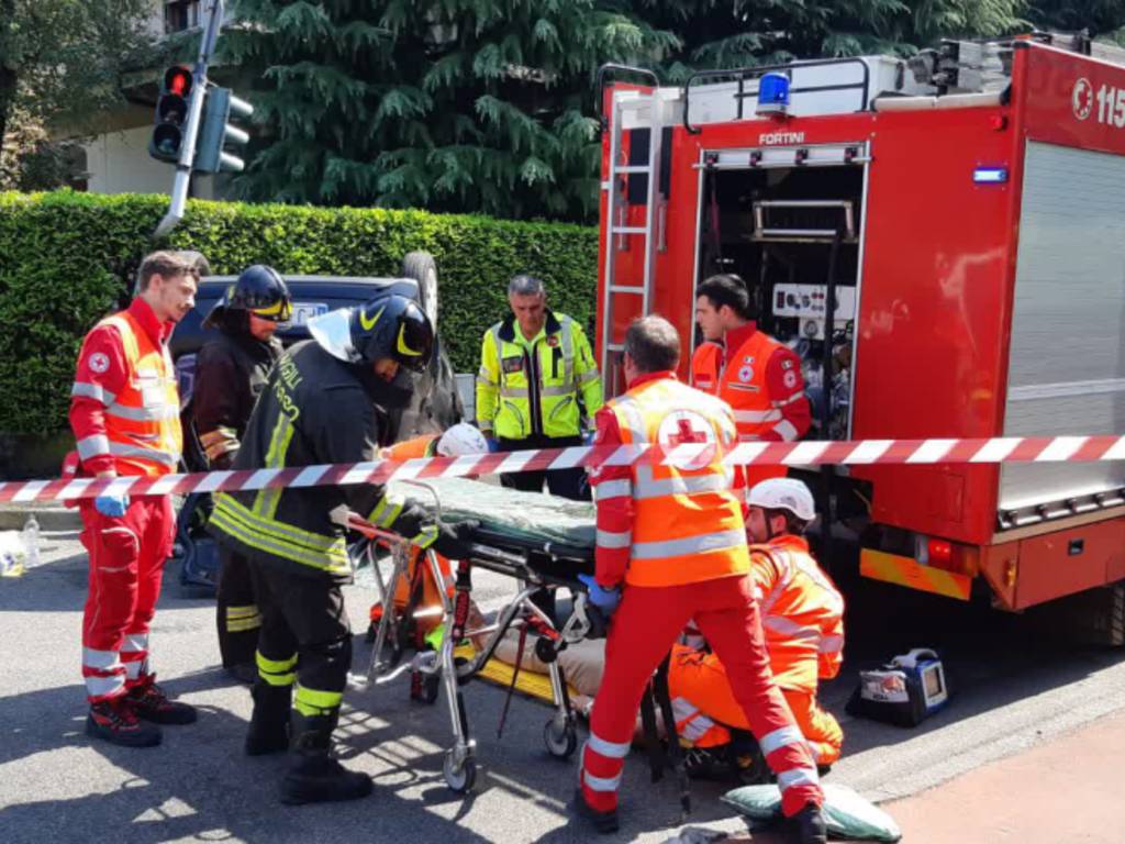 incidente mariano comense, scontro incrocio auto ribaltata