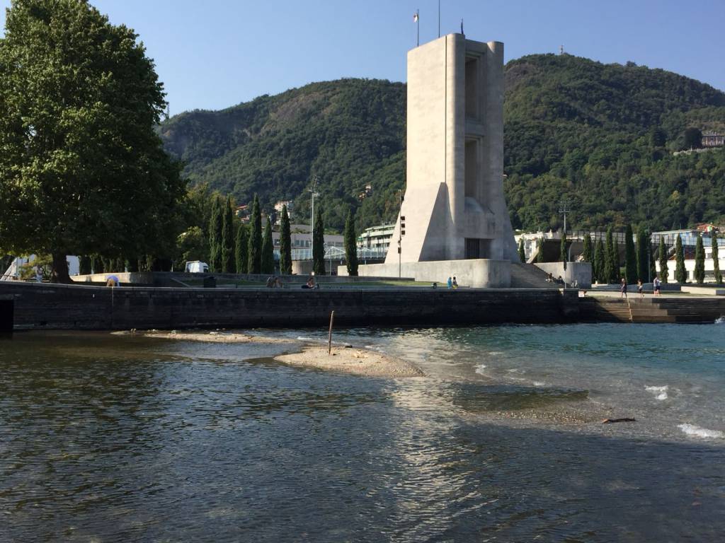 Lago sempre più basso al Tempio Voltiano e la spiaggia diventa più ampia