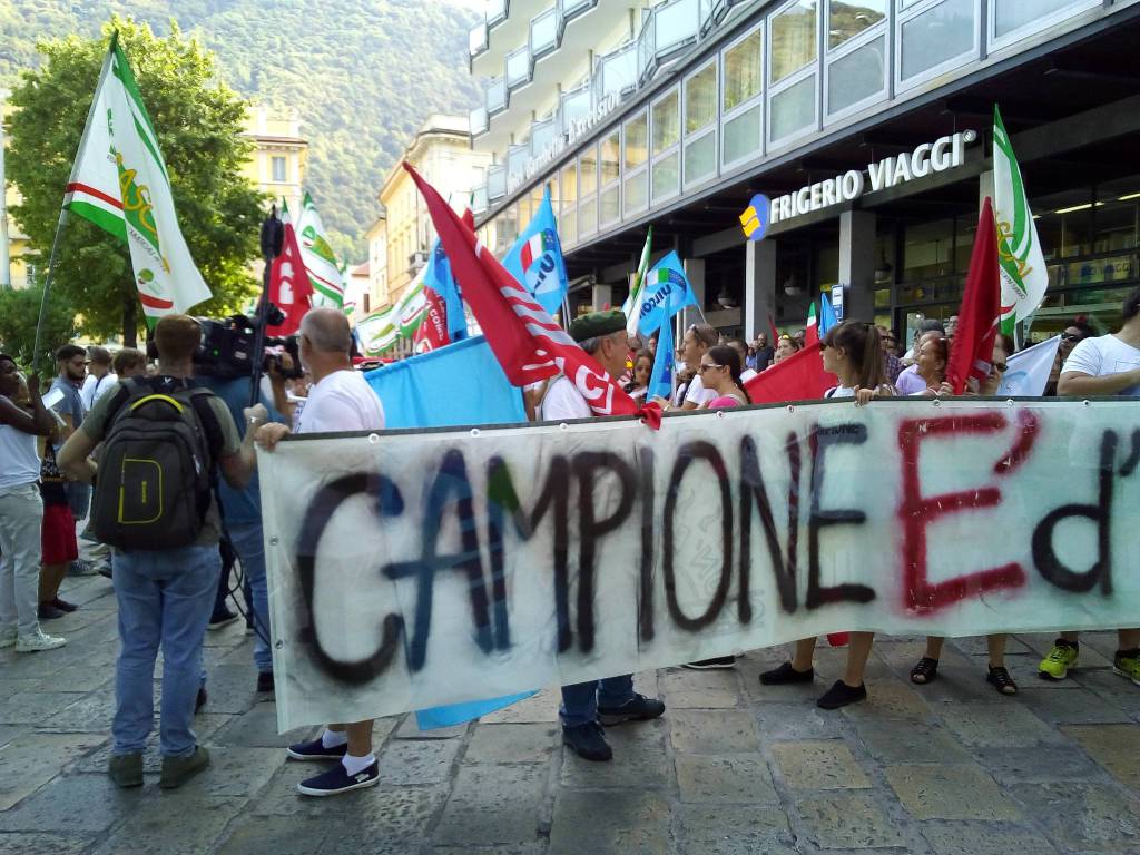 manifestazione dipendenti casinò campione sulle strade di como per riaprire