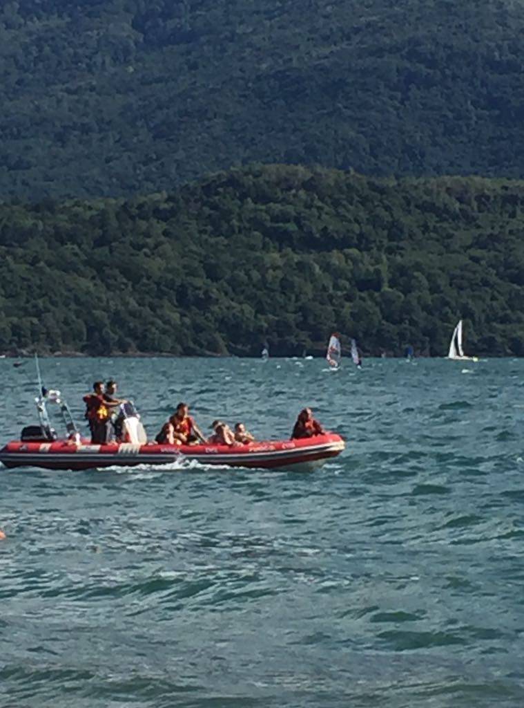 ragazze recuperate nel lago con tavole surf pompieri e 118 moto d'acqua