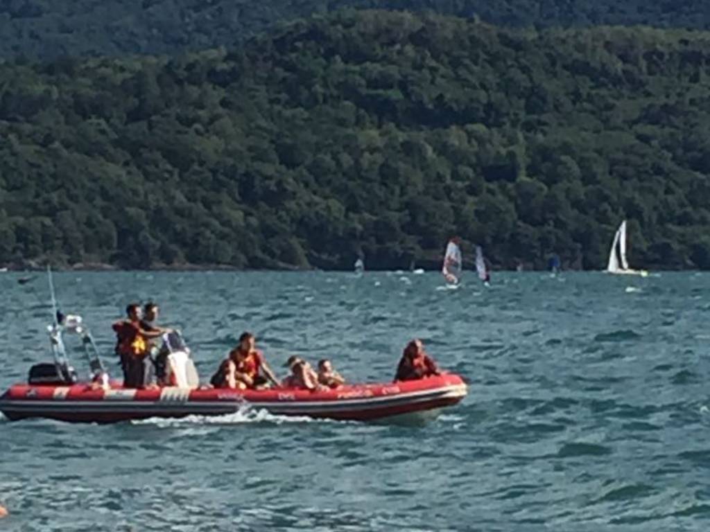 ragazze recuperate nel lago con tavole surf pompieri e 118 moto d'acqua