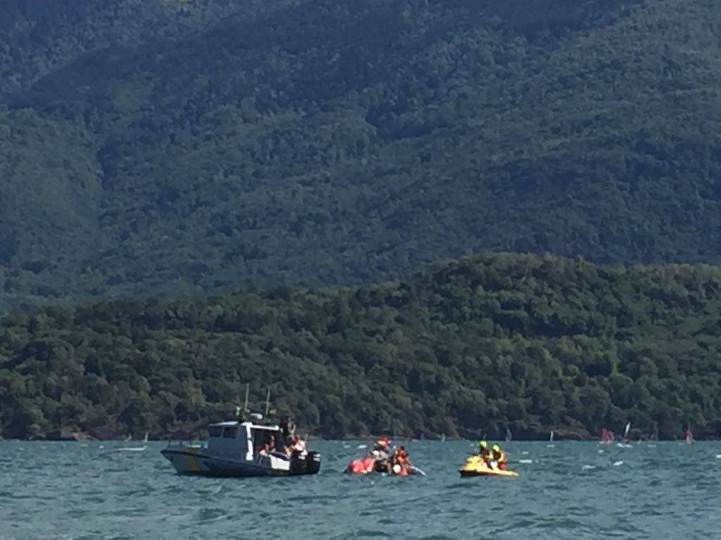 ragazze recuperate nel lago con tavole surf pompieri e 118 moto d'acqua