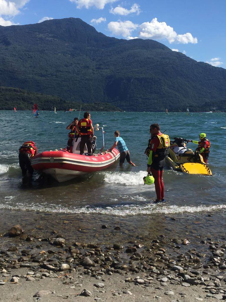 ragazze recuperate nel lago con tavole surf pompieri e 118 moto d'acqua