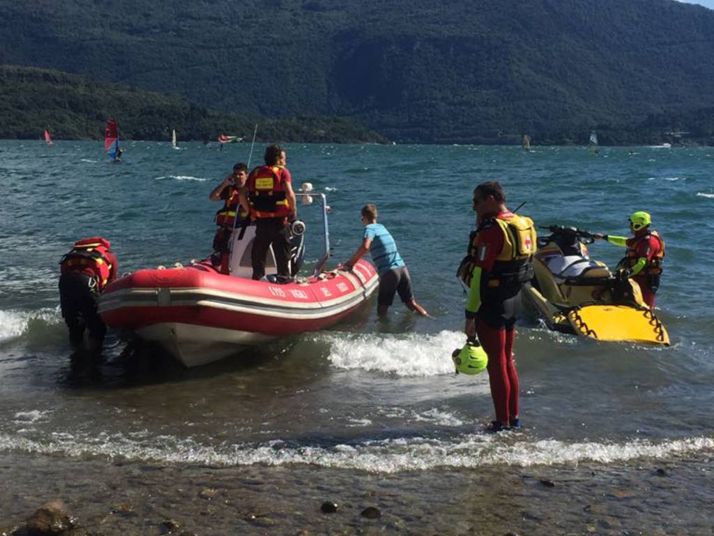 ragazze recuperate nel lago con tavole surf pompieri e 118 moto d'acqua