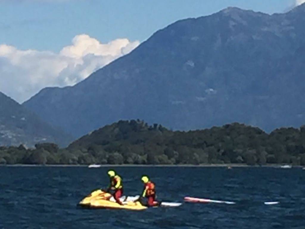 ragazze recuperate nel lago con tavole surf pompieri e 118 moto d'acqua