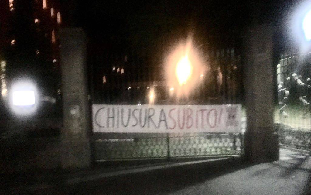 tavernola striscione forza nuova per chiusura centro di accoglienza